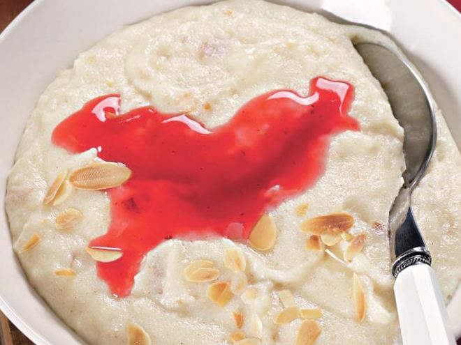 Рецепт бубертса — манной каши со взбитыми яйцами под клюквенным соусом