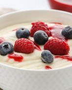 Детская манная каша с ягодами