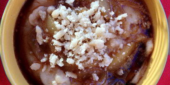 Грушевая манная каша с крошкой марципана и грушей в сиропе