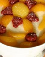 Гурьевская каша, украшенная фруктами