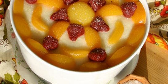 Гурьевская каша, украшенная фруктами