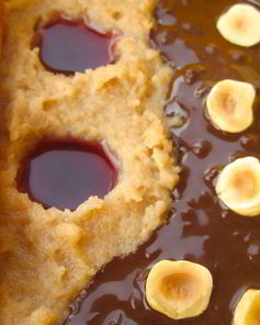 Манная каша с фундуком, темным шоколадом и клюквенно-гранатовым соусом