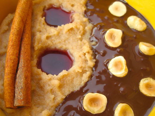 Рецепт манной каши с фундуком, темным шоколадом и клюквенно-гранатовым соусом