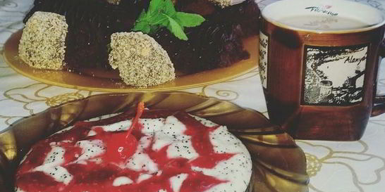 Манная каша с малиновым вареньем