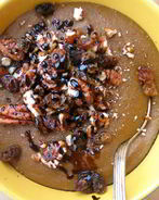 Манная каша с пеканом, изюмом и патокой