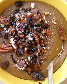 Манная каша с пеканом, изюмом и патокой