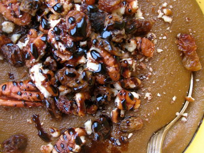 Рецепт манной каши с пеканом, изюмом и патокой