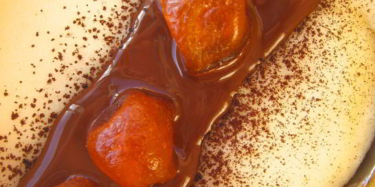 Манная каша с сушеными кумкватами и мятным шоколадным соусом