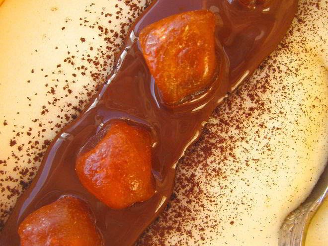 Рецепт манной каши с сушеными кумкватами и мятным шоколадным соусом