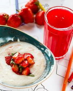 Манная каша со свежей клубникой