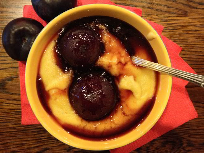 Рецепт персиковой манной каши с ломтиками сливы в сиропе