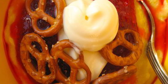 Тыквенная манная каша с ули из брусники и соленым претцелем