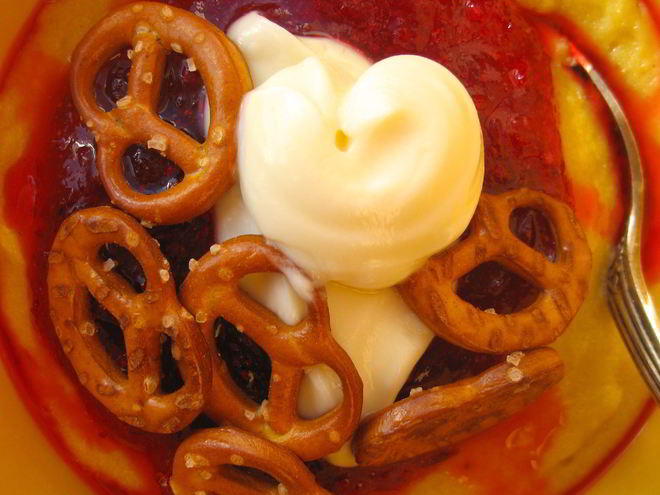 Рецепт тыквенной манной каши с ули из брусники и соленым претцелем