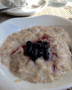 Овсяная каша с черникой и апельсиновой цедрой