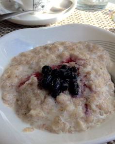 Овсяная каша с черникой и апельсиновой цедрой