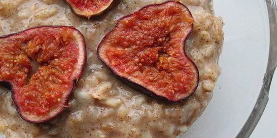 Овсяная каша с инжиром и теплым медовым соусом