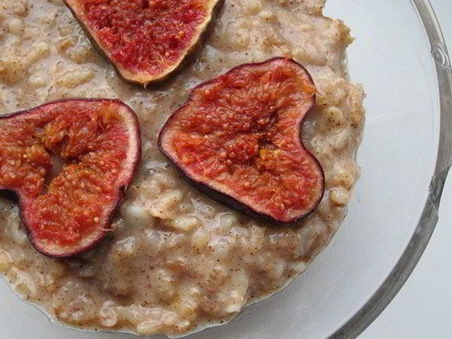 Рецепт овсяной каши с инжиром и теплым медовым соусом