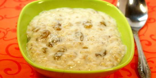 Овсяная каша с изюмом
