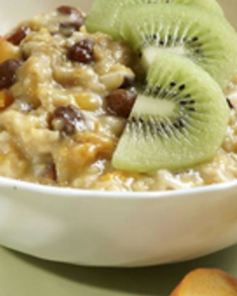 Овсяная каша с орехами и фруктами