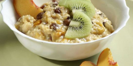 Овсяная каша с орехами и фруктами