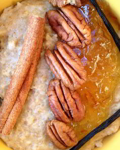 Овсяная каша с пряностями, пеканом и апельсиновым джемом