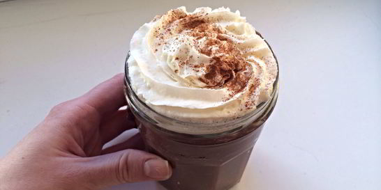 Овсяная каша с шоколадом и взбитыми сливками