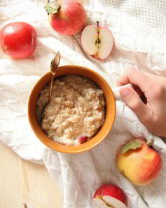 Овсяная каша с ванилью, яблоком и арахисовым маслом