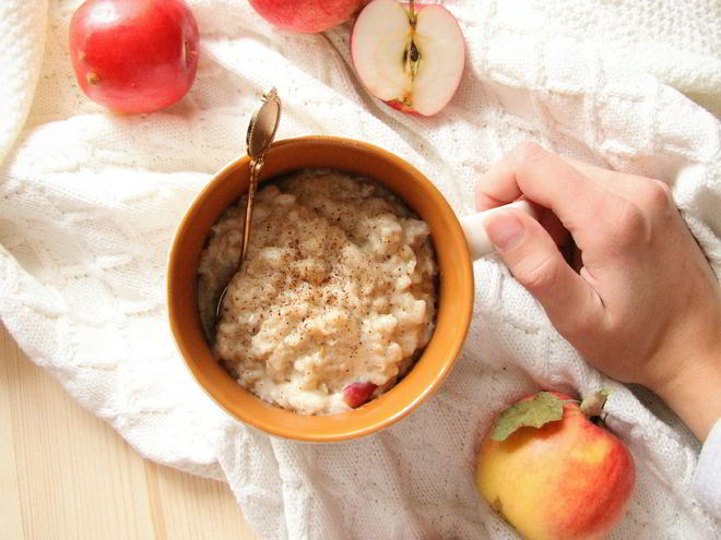 Рецепт овсяной каши с ванилью, яблоком и арахисовым маслом