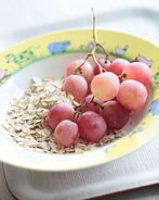 Овсяная каша с виноградом