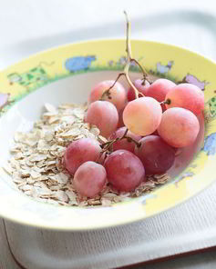 Овсяная каша с виноградом