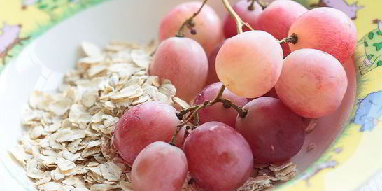 Овсяная каша с виноградом