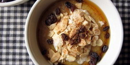 Овсяная каша с виски, изюмом и миндалем