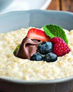 Овсяная каша с ягодами и ореховой пастой