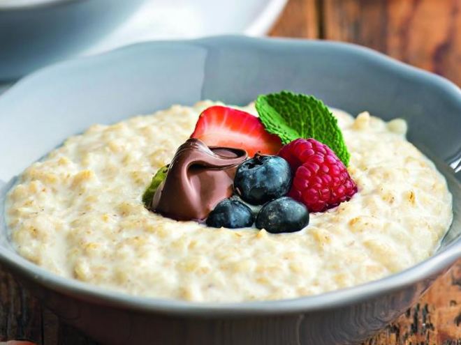 Рецепт овсяной каши с ягодами и ореховой пастой