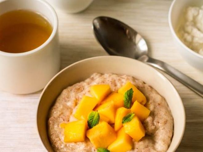 Рецепт овсяной каши со сгущенкой и манго