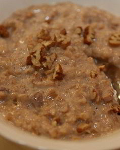 Овсянка с кленовым сиропом и орехами пекан