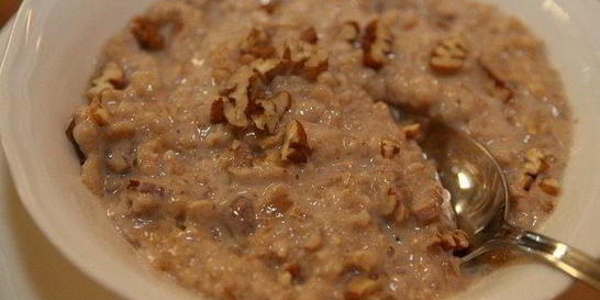 Овсянка с кленовым сиропом и орехами пекан
