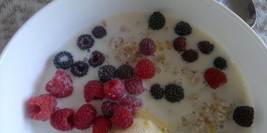 Овсянка с ягодами