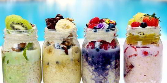 Овсянка в банке с отрубями и фруктами