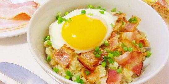 Пикантная овсянка c беконом и сыром