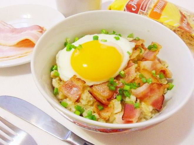 Рецепт пикантной овсянки с беконом и сыром