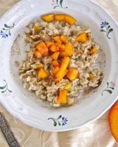 Сливочная овсяная каша с персиками