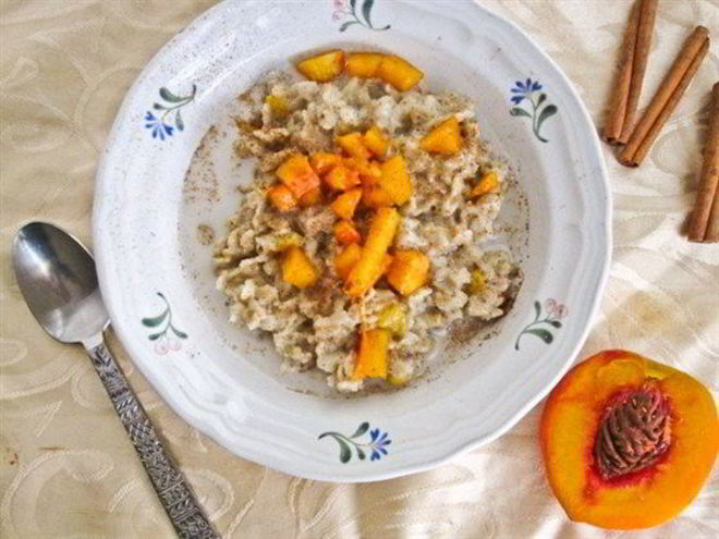 Рецепт сливочной овсяной каши с персиками