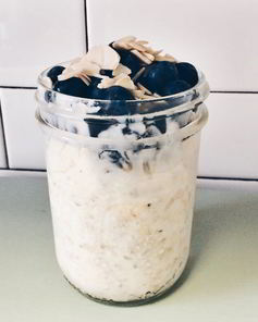 Сырая овсяная каша с ягодами и миндалем