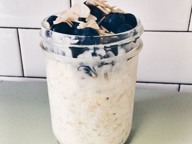 Рецепт сырой овсяной каши с ягодами и миндалем