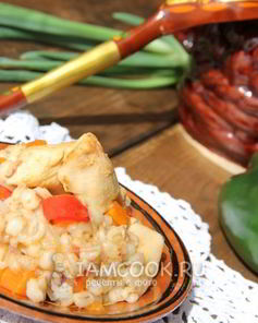 Перловая каша с курицей и овощами