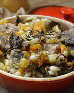 Перловая каша с мясом и грибами в горшочке