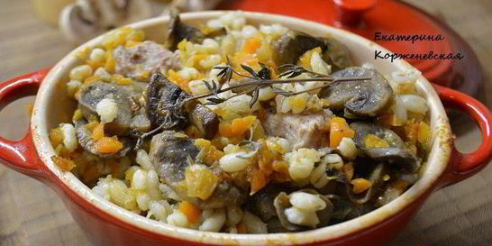 Перловая каша с мясом и грибами в горшочке