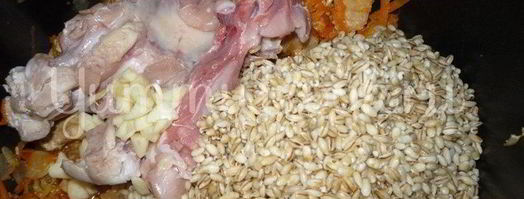 перловая каша с томатом и курицей из мультиварки. Шаг 6