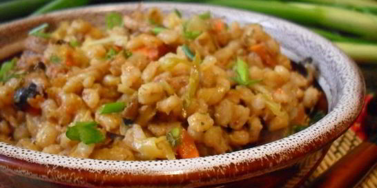 Перловая каша с тушенкой, овощами и шампиньонами